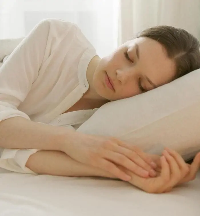 Jeune_femme_dormant_profondement